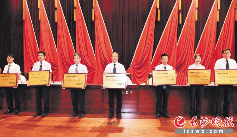 　　在昨日召開的長(zhǎng)沙科技創(chuàng)新大會(huì)上，省、市領(lǐng)導(dǎo)向院士專家工作站授牌。長(zhǎng)沙晚報(bào)記者 周柏平 攝